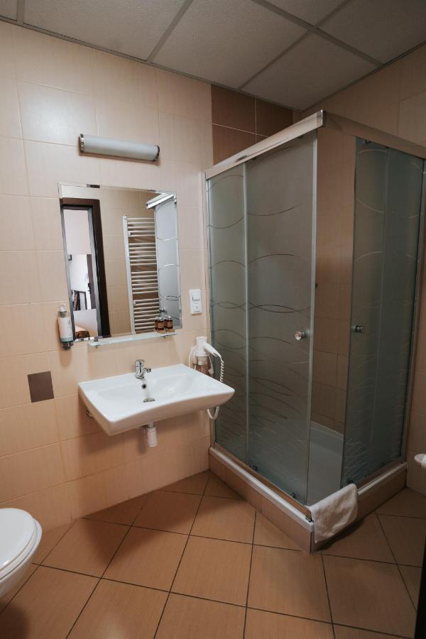 U Ojdanow Hotel Wegrow Ngoại thất bức ảnh