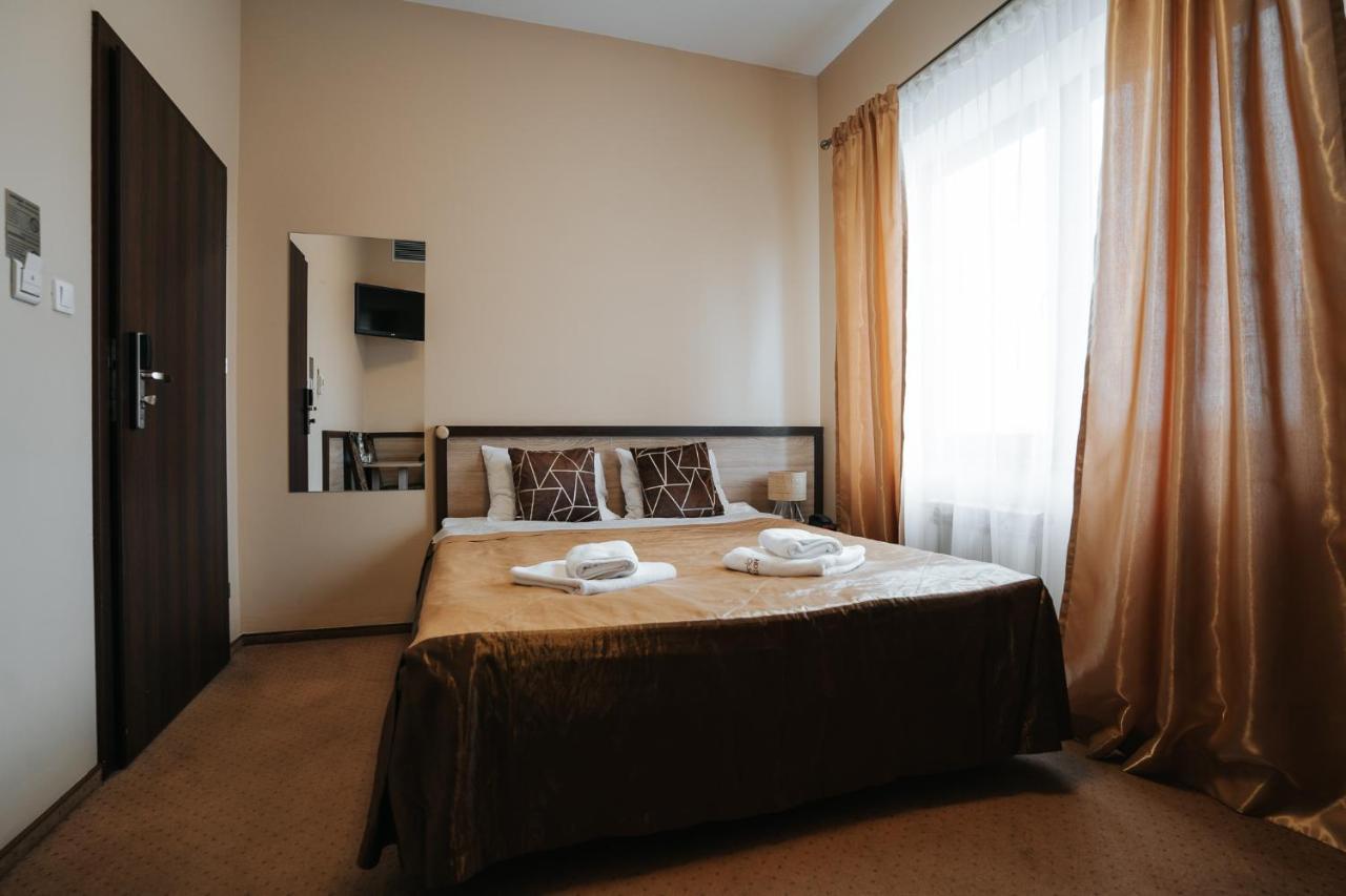 U Ojdanow Hotel Wegrow Ngoại thất bức ảnh
