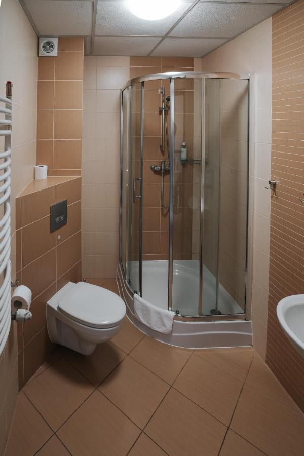 U Ojdanow Hotel Wegrow Ngoại thất bức ảnh