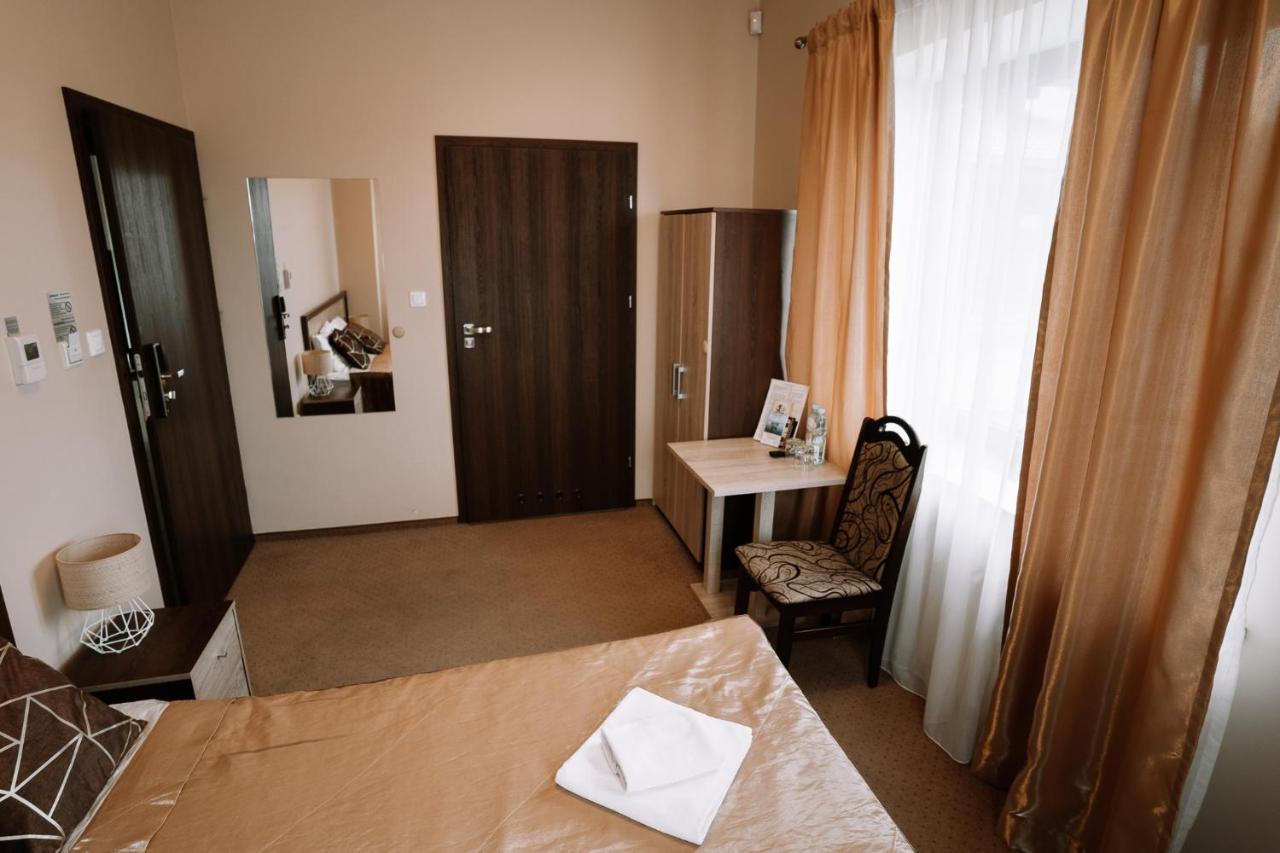 U Ojdanow Hotel Wegrow Ngoại thất bức ảnh