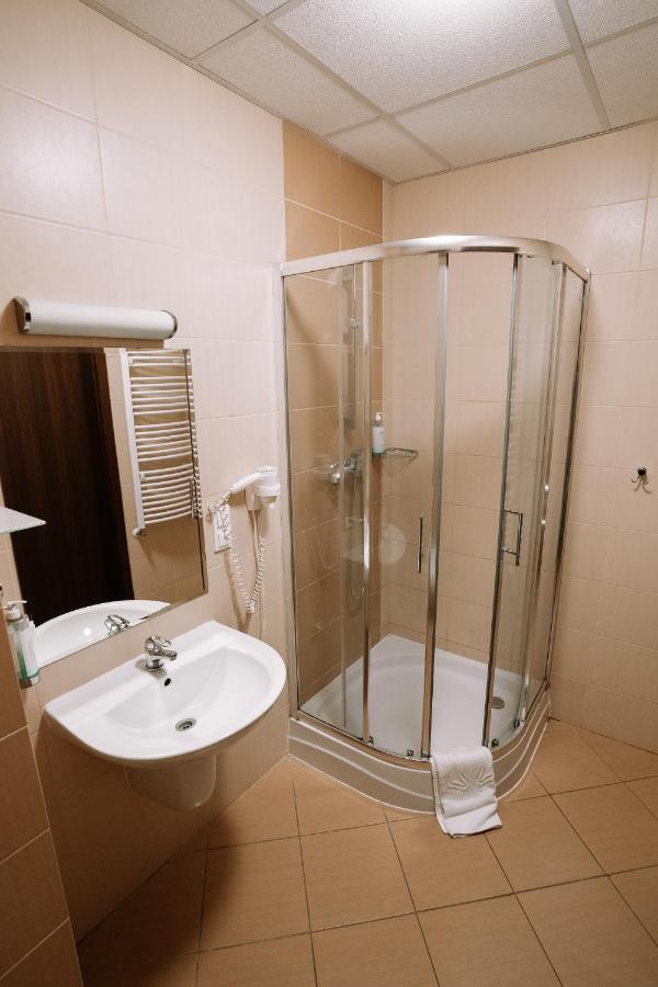 U Ojdanow Hotel Wegrow Ngoại thất bức ảnh