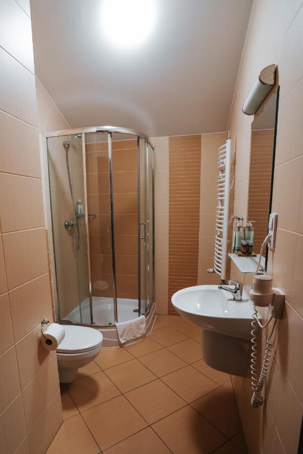 U Ojdanow Hotel Wegrow Ngoại thất bức ảnh